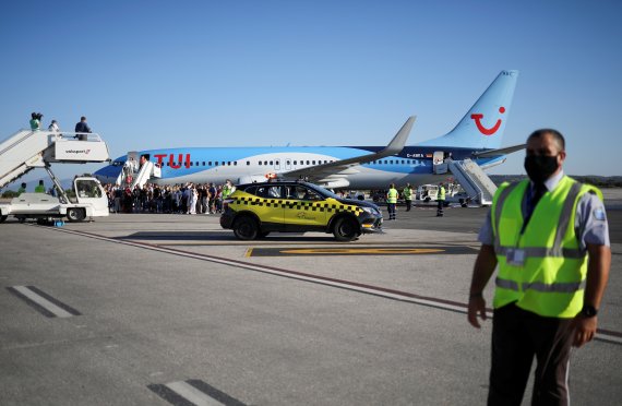 29일(현지시간) 그리스 코스섬의 코스 국제공항에서 독일 관광객을 태운 TUI항공 여객기가 도착하자 공항 직원들이 주기 작업을 벌이고 있다. 로이터뉴스1