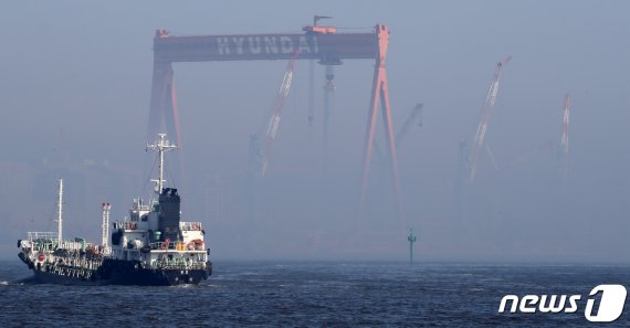 현대중공업 해양사업본부 골리앗 크레인이 해무에 휩싸여 있다. 2019.8.1/뉴스1 © News1 윤일지 기자