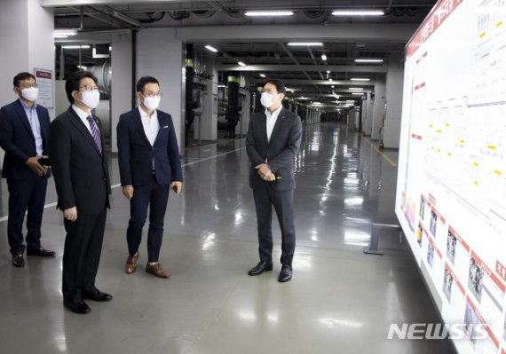[서울=뉴시스] 박미소 기자 = 조명래(왼쪽) 환경부장관이 지난 4월23일 오후 서울 송파구 롯데월드타워를 방문해 관계자로부터 수열에너지 설비 설치현황에 대한 설명을 듣고 있다. 롯데월드타워는 ‘14년부터 수도권 1단계 광역상수도 원수를 활용하여 전체 냉난방 용량의 10%를 수열에너지 설비로 공급하고 있다.(사진=환경부 제공) 2020.04.23. photo@newsis.com