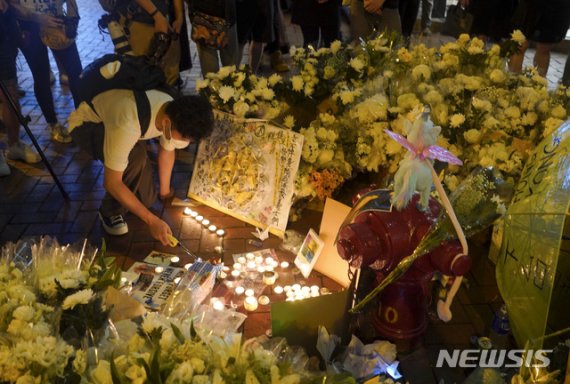 [홍콩=AP/뉴시스] 15일(현지시간) 홍콩 애드미럴티의 쇼핑몰에서 송환법에 반대하는 시위를 벌이다가 추락사한 남성의 사망 1주년을 추모하려고 모인 시민들의 모습. 2020.06.30.