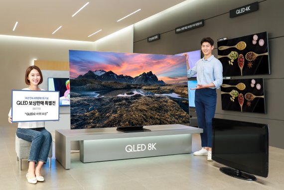 삼성전자 모델이 삼성 디지털프라자 강남본점에서 구형 TV를 반납하고 최신 QLED TV를 구매하면 최대 100만원 상당의 혜택을 받을 수 있는 'QLED 보상판매 특별전'을 소개하고 있다. /삼성전자 제공