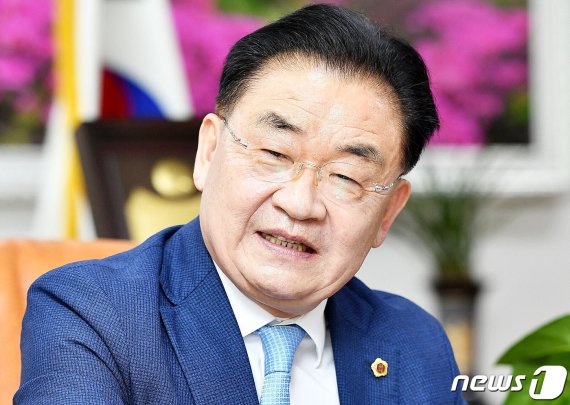 김태석 제주도의회 의장(제주시 노형동 갑·더불어민주당)이 30일 제주도의회 의장 집무실에서 퇴임 기자회견을 하고 있다.(제주도의회 제공)2020.6.30 /뉴스1 © News1