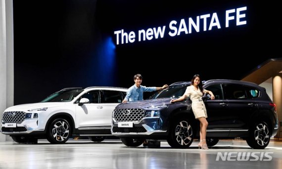 [서울=뉴시스]현대자동차는 30일 현대차 공식 홈페이지, 유튜브 등을 통해 온라인 런칭 토크쇼 ‘더 뉴 싼타페 디지털 언박싱’을 열고 더 뉴 싼타페를 공개했다. (사진=현대자동차 제공) 2020.06.30. photo@newsis.com