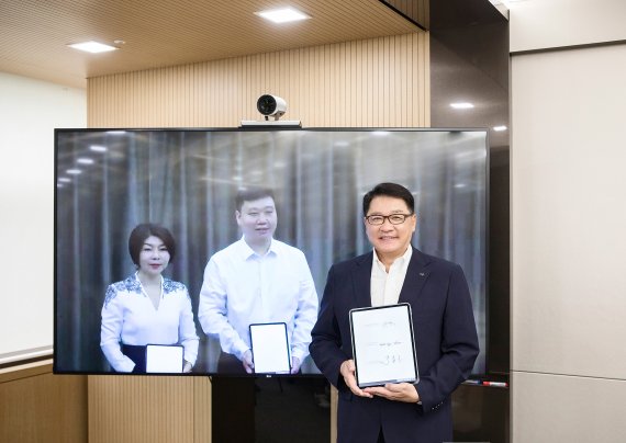 구자균 LS일렉트릭 회장(오른쪽 첫번째)과 바오 이(朱保义) 나라다 총재(가운데) 위 종 란(于忠兰) 쿤란 동사장(왼쪽 첫번째)이 지분 인수 디지털 계약을 체결하고 기념촬영을 하고 있다. /LS일렉트릭 제공