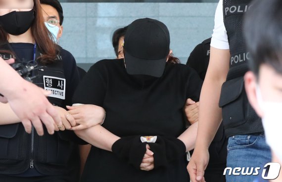 의붓 아들을 여행 가방에 가둬 숨지게 한 계모가 10일 오후 충남 천안 대전지검 천안지청으로 송치되기 위해 천안동남경찰서를 나서고 있다. 2020.6.10/뉴스1 © News1 김기태 기자