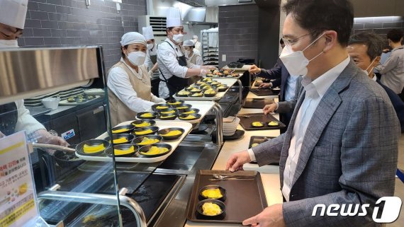 이재용 삼성전자 부회장이 30일 삼성전자의 반도체부문 자회사인 세메스(SEMES) 천안사업장을 방문, 직원식당을 이용하고 있다. (삼성전자 제공) 2020.6.30/뉴스1