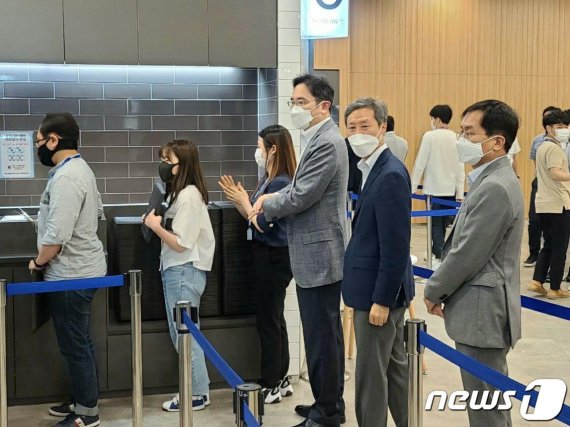 이재용 삼성전자 부회장이 30일 삼성전자의 반도체부문 자회사인 세메스(SEMES) 천안사업장을 방문, 직원식당을 이용하고 있다. (삼성전자 제공) 2020.6.30/뉴스1