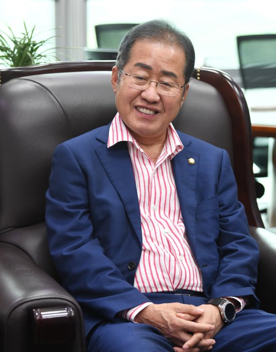 [인터뷰]홍준표 "대선, 지금은 의미 없어..이낙연도 오래 못간다"