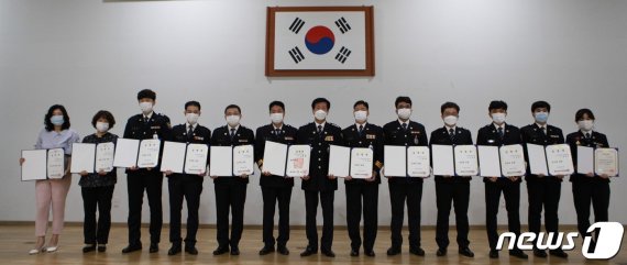 청주상당경찰서 모범공무원증 수여식과 승진임용식 행사 모습.(청주상당경찰서 제공)© 뉴스1