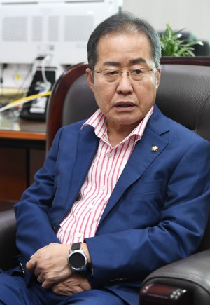 홍준표 의원 "김종인과 나는 달라… 보수우파의 길은 자유·공정·서민" [인터뷰]