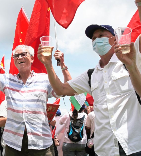 6월 30일 홍콩 도심 센트럴에 위치한 쇼핑몰에 중국의 홍콩 보안법에 반대하는 시위대가 모여 있다. AP뉴시스