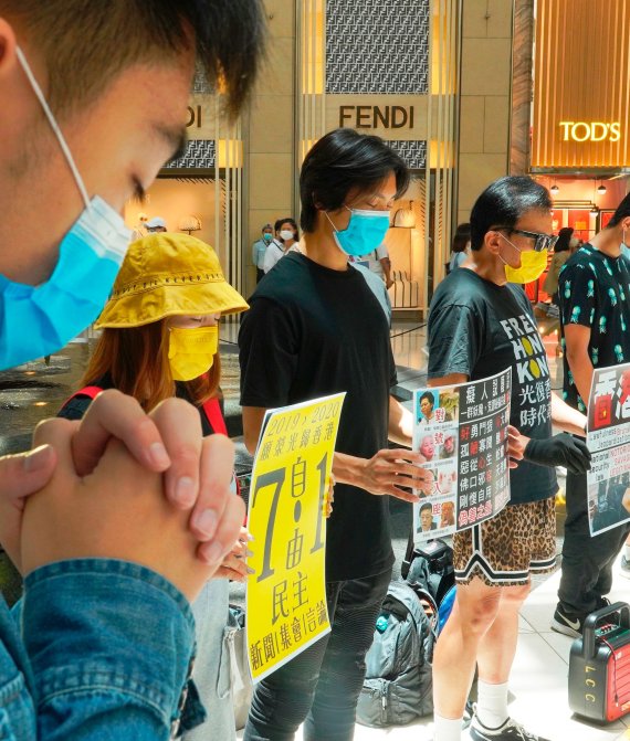 6월 30일 친(親)중국 지지자들은 홍콩에서 집회를 열고 중국 오성기를 흔들며 홍콩 보안법 통과를 반겼다(오른쪽 사진). 이날 중국 전국인민대표대회 상무위원회는 홍콩보안법을 입법 추진 한달여 만에 만장일치로 통과시켰다. AP뉴시스