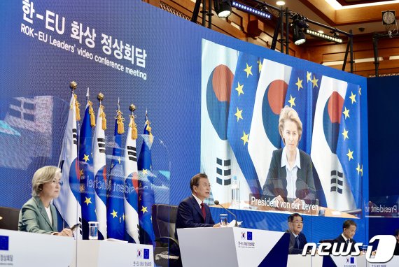 문재인 대통령이 30일 청와대에서 열린 유럽연합(EU)과의 화상 정상회담에서 발언을 하고 있다. (청와대 제공) 2020.6.30/뉴스1