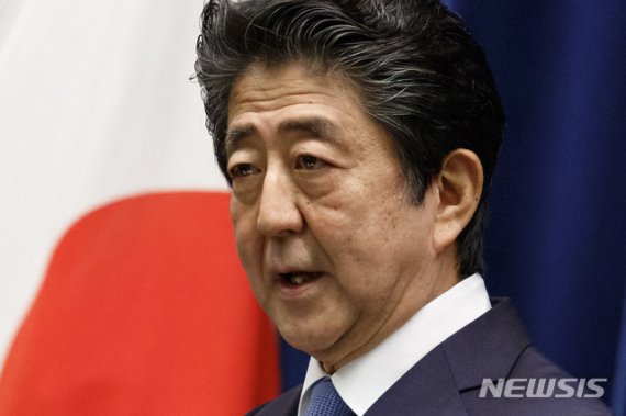 [도쿄=AP/뉴시스]아베 신조 일본 총리가 지난달 18일 도쿄 소재 총리 관저에서 기자회견을 가지고 있다. 2020.06.19.