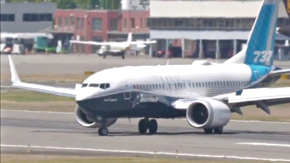 보잉 737맥스 제트기가 6월 29일(현지시간) 운항 허가를 다시 받기 위한 시험비행을 마치고 미국 워싱턴주 시애틀의 보잉 활주로에 착륙하고 있다. 로이터뉴스1