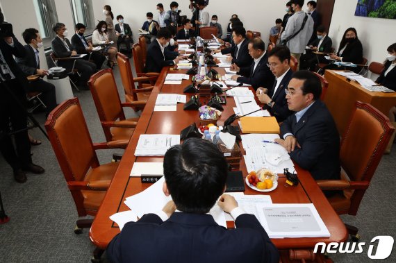 1일 오후 국회에서 예산결산특별위원회 추경심사소위가 미래통합당 의원들이 참석하지 않은 가운데 열리고 있다. 뉴스1