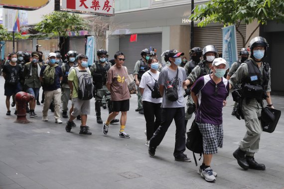홍콩 경찰, 보안법 시행 당일 시위대 30명 체포