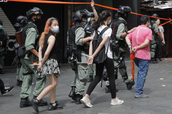홍콩 국가보안법 시행 첫날인 지난 1일 홍콩 시내 코즈웨이베이에서 시위에 참가하다가 붙잡힌 시민들이 경찰에 의해 연행되고 있다.AP뉴시스