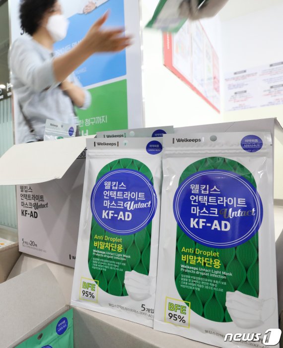 1일 오전 서울시내의 한 대형마트에서 시민들이 비말차단용 마스크를 구입하고 있다. 비말차단용 마스크는 이날부터 전국 편의점과 대형마트에서 구입할 수 있다. 2020.7.1/뉴스1 © News1 이승배 기자