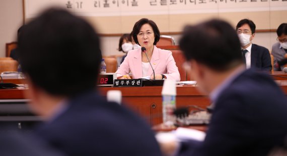 추미애 법무부장관이 1일 오후 서울 여의도 국회에서 열린 법제사법위원회 전체회의에 출석해 의원들의 질의에 답변하고 있다. 뉴시스