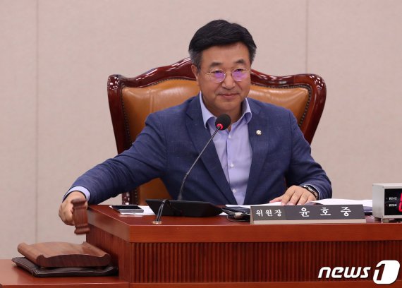 국회 법사위원회 회의를 주재하고 있는 윤호중 법사위원장. © News1