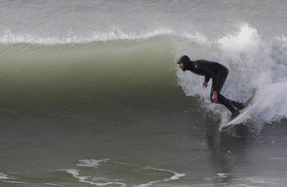 뉴질랜드 남섬 크라이스트처치의 브라이튼해변에서 지난해 7월 2일(현지시간) 한 남성이 서핑을 즐기고 있다. 뉴질랜드는 7일부터 안락사가 법적으로 허용된다. AP뉴시스