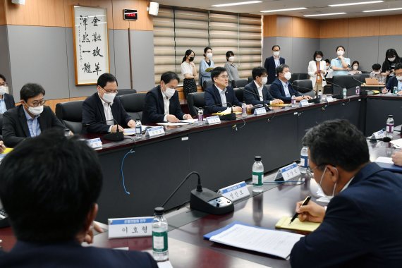 손병두 금융위원회 부위원장이 2일 오후 서울 세종대로 정부서울청사에서 열린 금융소비자 피해 분야 전면점검 합동간담회를 주재하고 있다. 사진=서동일 기자