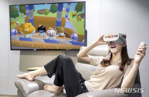 [서울=뉴시스] SK텔레콤과 카카오VX는 카카오의 대표 캐릭터인 ‘라이언’과 ‘무지’ 등이 등장하는VR게임 ‘프렌즈 VR월드’를 개발 협력해 출시했다고 2일 밝혔다. (사진=SK텔레콤 제공) 2020.07.02