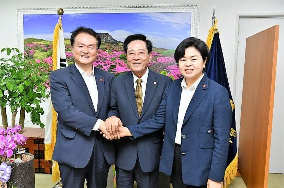 왼쪽부터 김희현 더불어민주당 원내대표, 좌남수 의장, 오영희 미래통합당 원내대표.