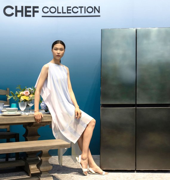 삼성전자 모델이 서울 성수동에 마련된 체험존에서 '뉴 셰프컬렉션' 냉장고(마레 블루)를 소개하고 있다. 삼성전자 제공