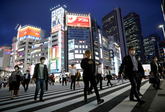 도쿄 최대 유흥가가 밀집해 있는 신주쿠구 밤거리. 로이터 뉴스1