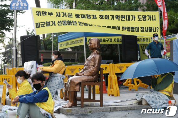 3일 오전 서울 종로구 옛 일본대사관 앞에 설치된 평화의 소녀상 주변 반아베반일청년공동행동 소속 학생들의 농성장 옆으로 윤미향 더불어민주당 의원과 정의기억연대를 규탄하는 보수단체 현수막이 걸려있다. 뉴스1