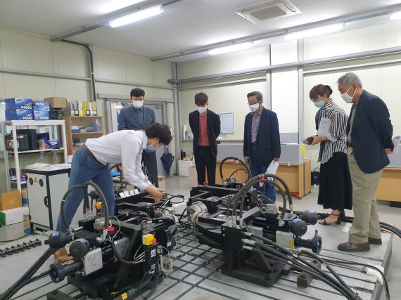 한국섬유개발연구원이 '소재부품장비분야 인력양성 사업' 일환으로 섬유패션분야 재직자 교육을 지난 6개월간 실시, 큰 호응을 얻고 있다. 사진=한국섬유개발연구원 제공