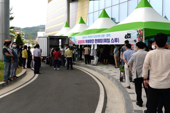 한국전력기술 김천 본사 1층에서 열린 '김천자두 특판행사'에서 임직원 및 지역주민들이 구매에 동참하고 있다. 한전기술 제공