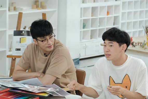 배우 성훈(왼쪽)이 최근 스프링샤인을 찾아 관계자들과 이야기를 나누고 있다. 사진=하나금융 제공