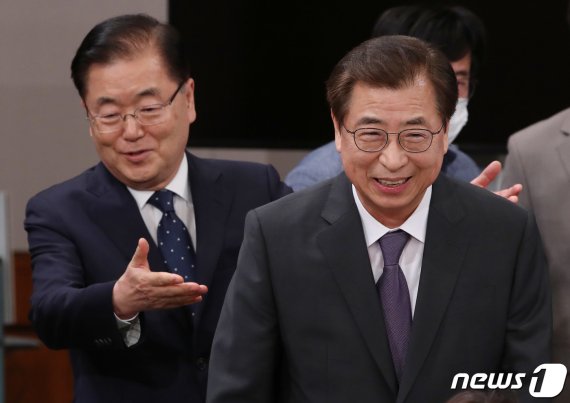 정의용 전 국가안보실장(왼쪽)과 서훈 신임 국가안보실장이 3일 오후 청와대 춘추관에서 기자들과 인사를 나누고 있다. 2020.7.3/뉴스1 © News1 박정호 기자