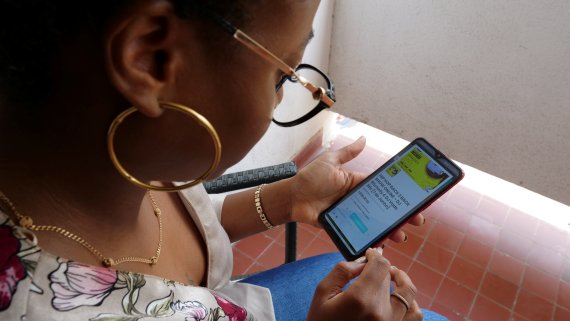 아프리카 앙골라의 루안다에서 지난 6월 17일(현지시간) 한 시민이 스마트폰으로 모바일 애플리케이션을 구동하고 있다. 미국 온라인 장터업체인 위시는 지난 석달간 전세계 온라인 쇼핑 애플리케이션 가운데 가장 많이 내려받기 된 프로그램인 것으로 나타났다. 사진=로이터뉴스1