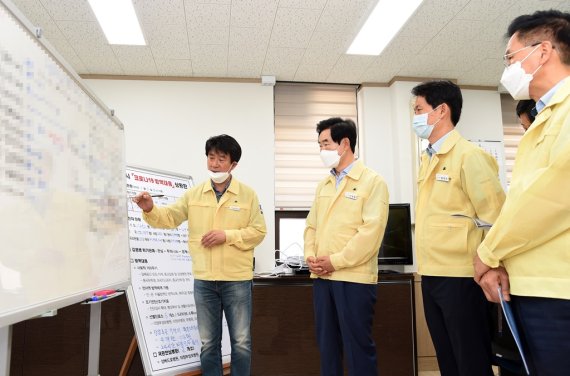 안병용 의정부시장 4일 장암주공아파트 코로나19 방역현장 점검. 사진제공=의정부시