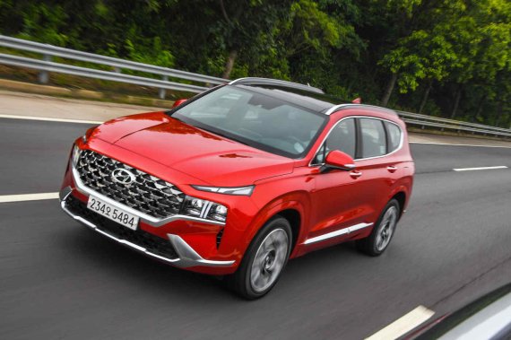 '더 뉴 싼타페'가 주행하고 있다.(현대자동차 제공)© 뉴스1