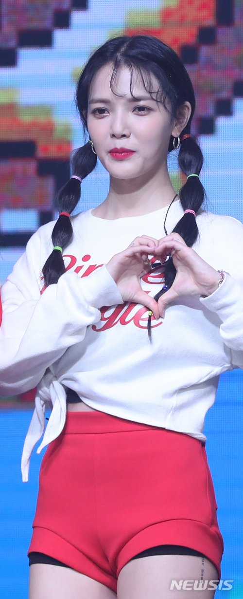 [서울=뉴시스] 그룹 'AOA' 지민이 28일 서울 광진구 예스24라이브홀에서 열린 다섯 번째 미니앨범 ‘빙글뱅글(BINGLE BANGLE)’발매 쇼케이스에서 포즈를 취하고 있다. 2018.05.28. chocrystal@newsis.com