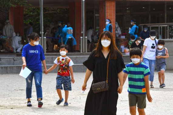 5일 오전 서울 중랑구 묵현초등학교에서 학생들이 신종 코로나바이러스 감염증(코로나19) 검사를 받은 후 이동하고 있다. 사진=서동일 기자