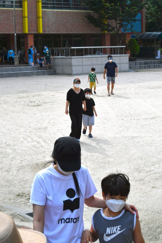 5일 오전 서울 중랑구 묵현초등학교에서 학생들이 신종 코로나바이러스 감염증(코로나19) 검사를 받은 후 이동하고 있다. 사진=서동일 기자