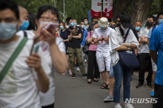 [베이징=AP/뉴시스]중국 베이징 한 진료소에서 주민들이 코로나19 검사를 받고 있다.