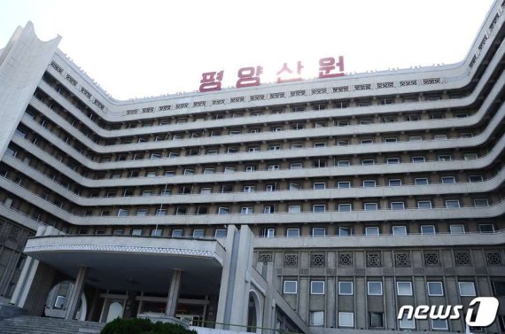 지난 5일 북한 대외선전매체 '조선의 오늘'은 세쌍둥이를 전문적으로 관리하는 '평양산원'을 조명했다. (조선의 오늘 갈무리) © 뉴스1
