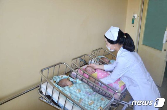 지난 5일 북한 대외선전매체 '조선의 오늘'은 세쌍둥이 가족이 국가로부터 받는 혜택들을 소개했다. (조선의 오늘 갈무리) © 뉴스1