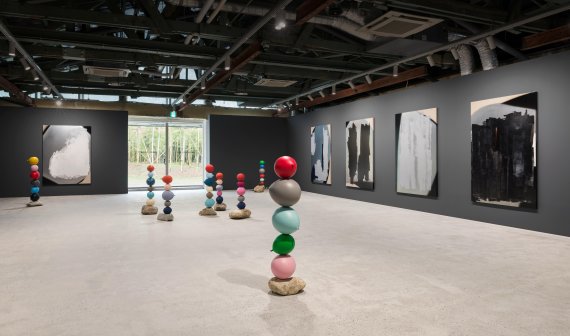 국제갤러리 부산에 설치된 김홍석 작가의 '작은 사람들' 전시 전경