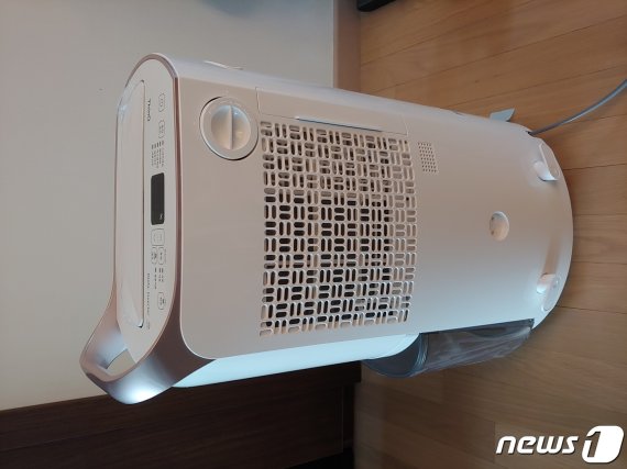 흡입구 쪽이 오히려 앞쪽이었으면 어떨까? 선을 말아서 코드를 꽂아 이동할 수 있는 돼지코가 귀엽다© 뉴스1