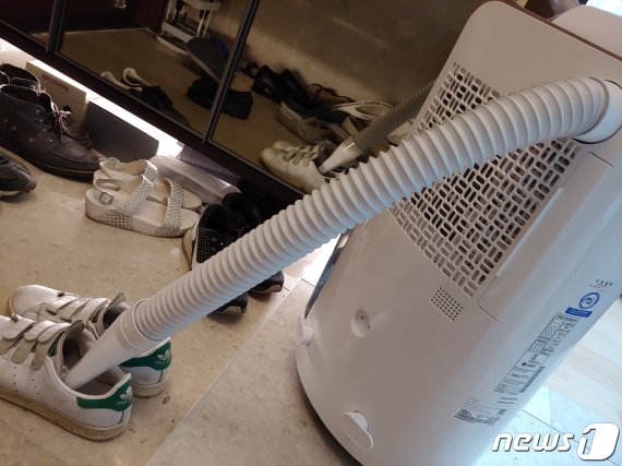 제습기에 연장호스와 신발용 'Y'자 건조키트를 장착해 신발을 건조하는 모습 © 뉴스1