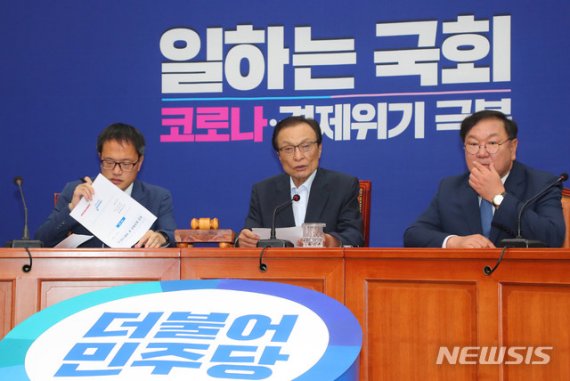 이해찬 더불어민주당 대표가 6일 서울 여의도 국회에서 열린 더불어민주당 최고위원회의에 참석해 현안관련 발언을 하고 있다.