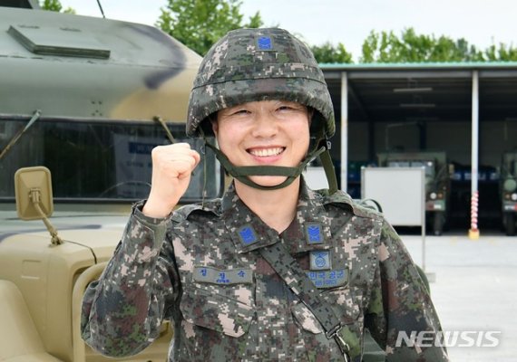 [충주=뉴시스]이병찬 기자 = 공군 제19 전투비행단은 정정숙(45) 상사가 원사로 진급하면서 공군 첫 여성 원사가 탄생했다고 6일 밝혔다.(사진=공군 제공) 2020.07.06.photo@newsis.com